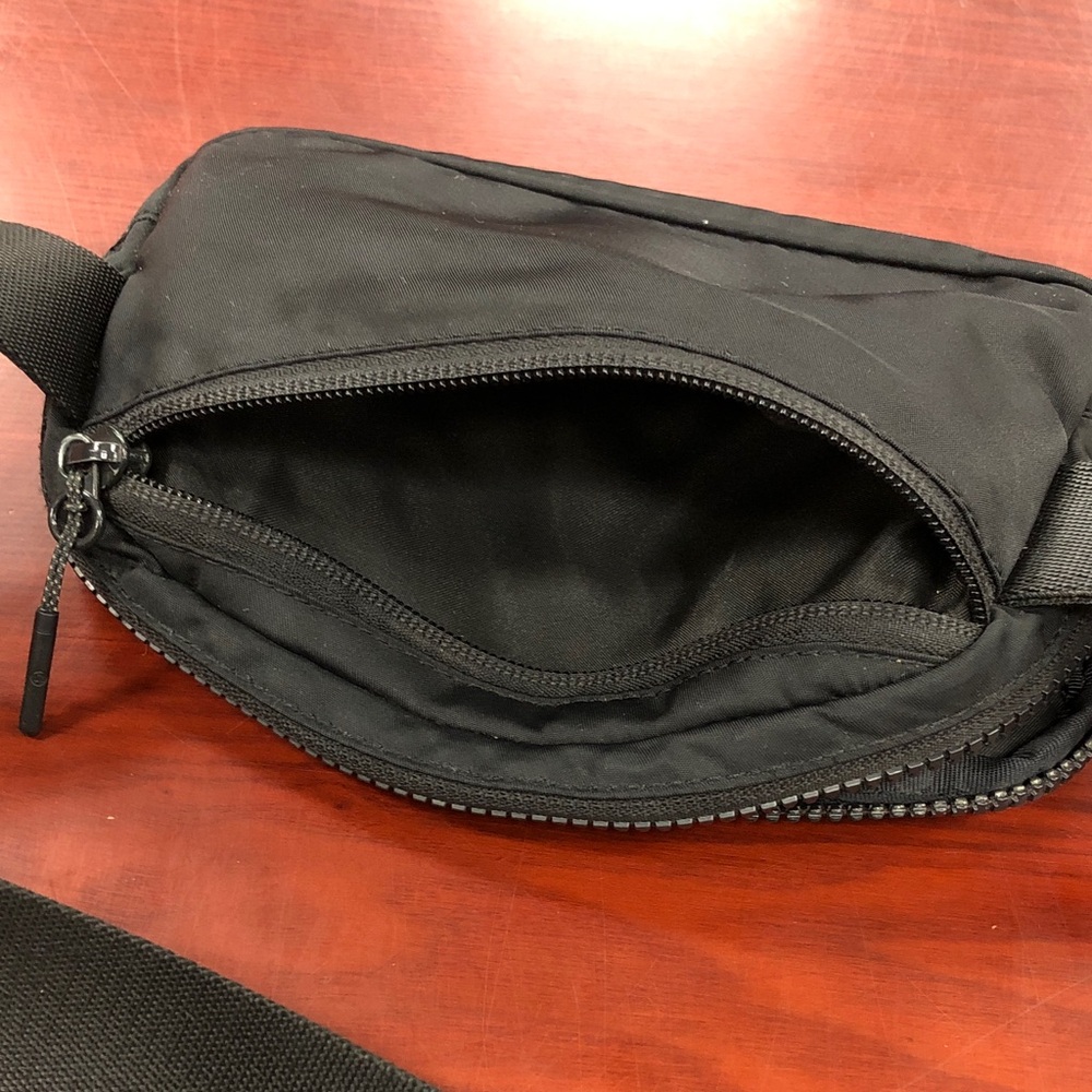 Lululemon Everywhere Belt Bag with adjustable shoulder strap - Picture 4 of 4